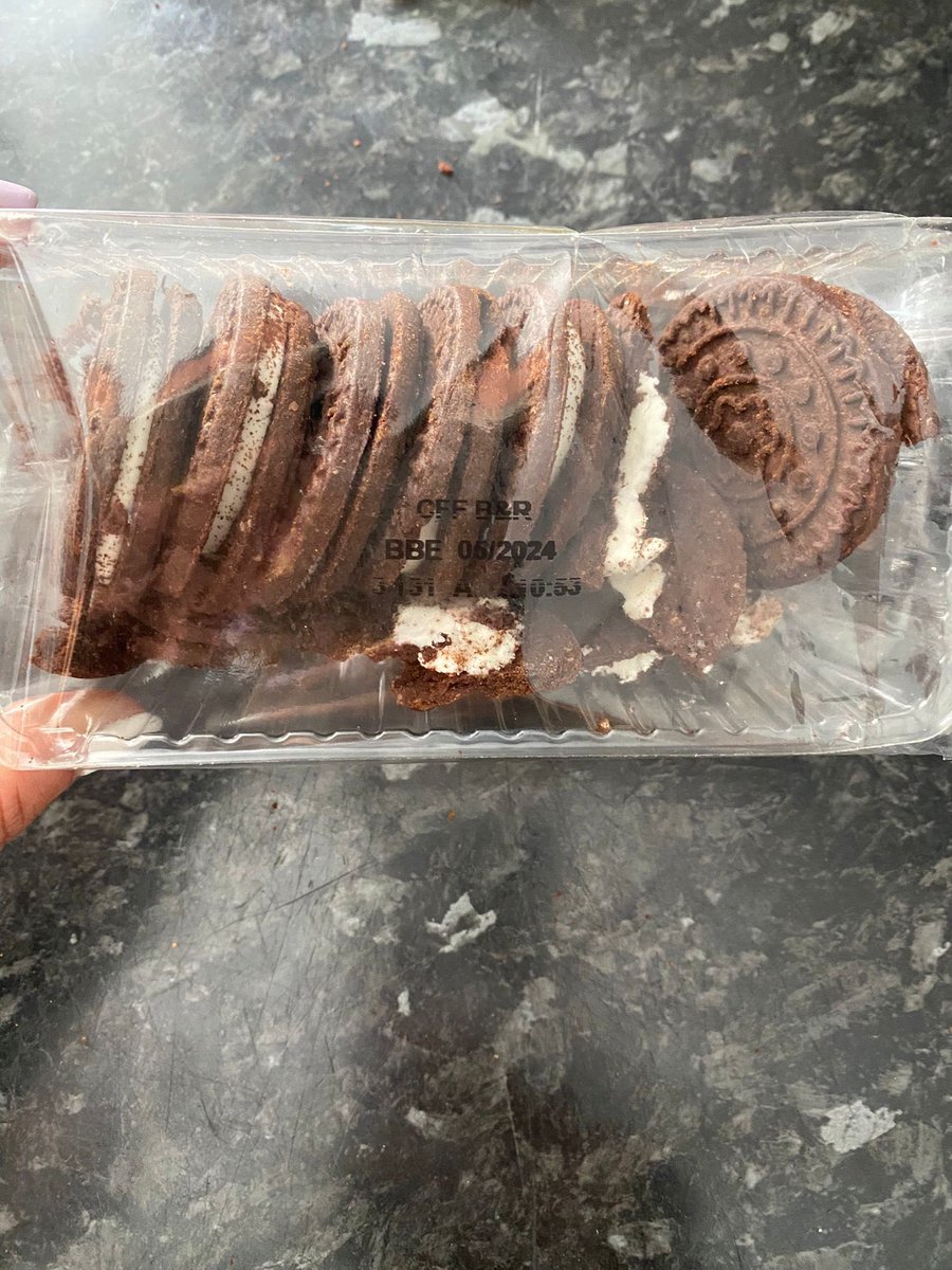 alberto_algaba's tweet photo. @CRFresponde @CarrefourES después de lo caras que son estas galletas sin gluten, cuando las abres  te encuentras esto https://t.co/xoziRBw4bO
