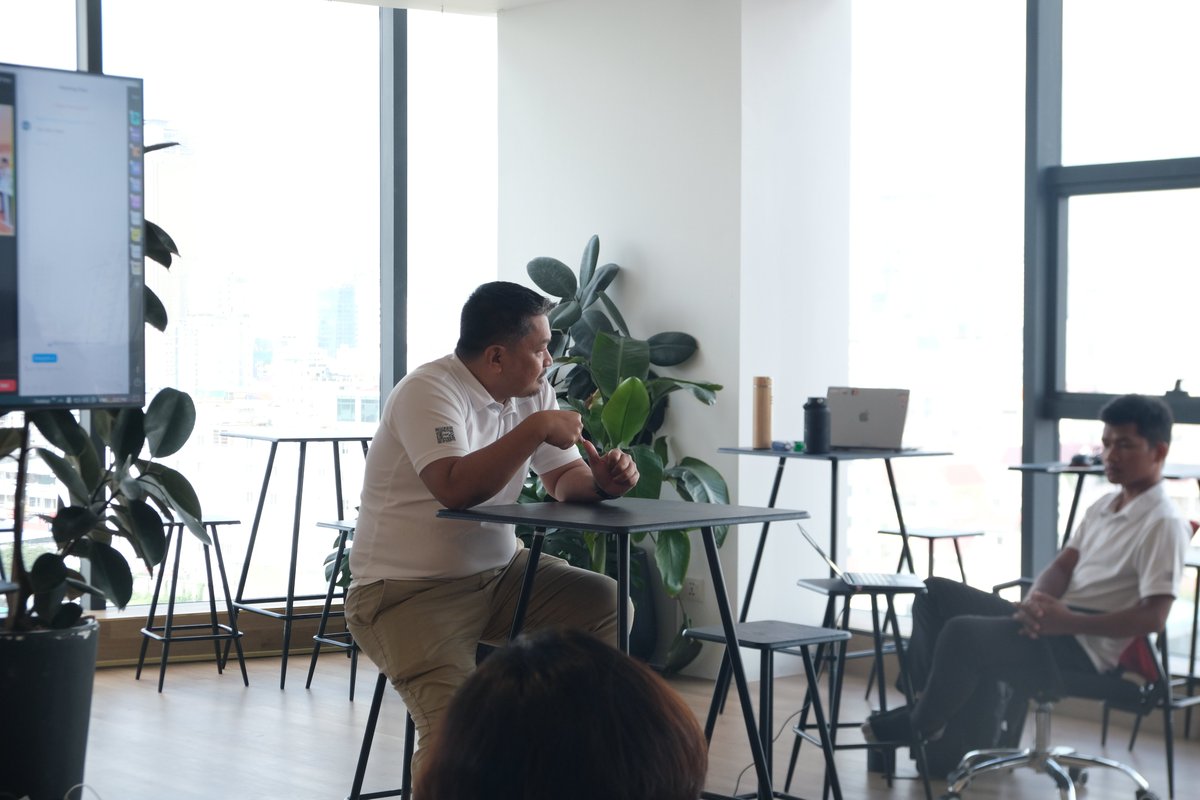 FutureForumAsia's tweet photo. YRP training #IntroductiontoPolicyProcess was led by Mr. OU Virak, our founder and president. The YRFs embarked on a #PolicyWalk to the local market, to identify policy issues. Their dedication and analytical skills were showcased through a group presentation of their findings. https://t.co/R2p3EyffBe