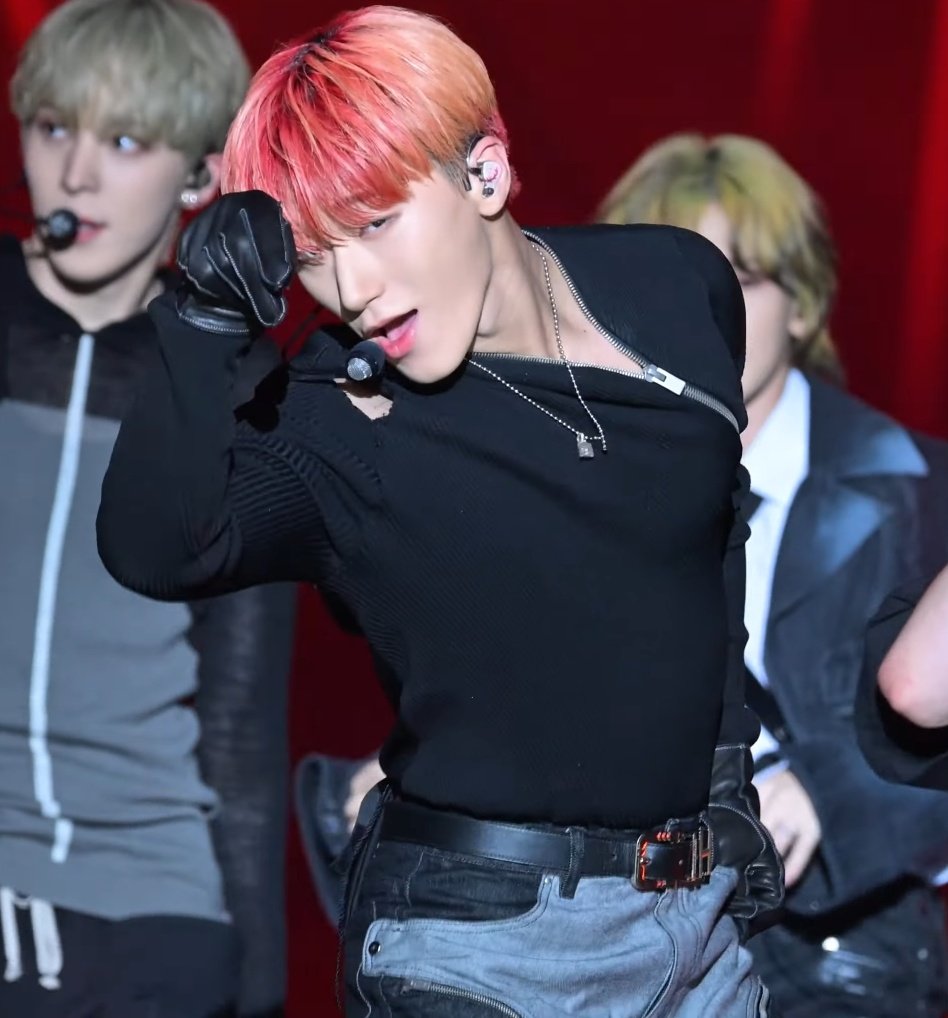etherealsanie's tweet photo. That jawline and waist. 😵‍💫 https://t.co/Gqcon2GNPH