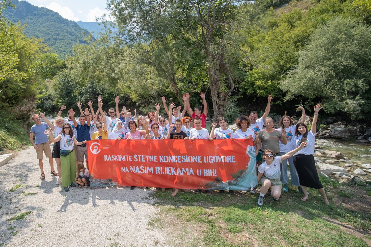 FondacijaA's tweet photo. Pored razgovora sa aktivistima i obilaska mHE Zlate, učesnici_ce Akademije dan su proveli i na novouređenom kupalištu Radak na rijeci Doljanci te su na putu za Mostar vrijeme proveli i na bajkovitoj plaži Diva Grabovinca gdje su sumirali utiske.
 #bitkazaNeraEtwu #fondacijaact https://t.co/BYTEaXZZ9G