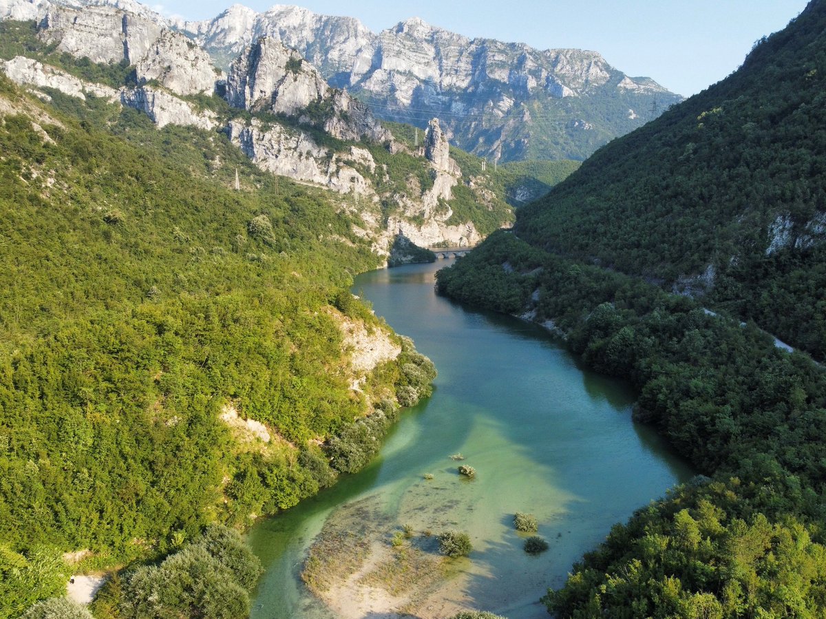 FondacijaA's tweet photo. Pored razgovora sa aktivistima i obilaska mHE Zlate, učesnici_ce Akademije dan su proveli i na novouređenom kupalištu Radak na rijeci Doljanci te su na putu za Mostar vrijeme proveli i na bajkovitoj plaži Diva Grabovinca gdje su sumirali utiske.
 #bitkazaNeraEtwu #fondacijaact https://t.co/BYTEaXZZ9G