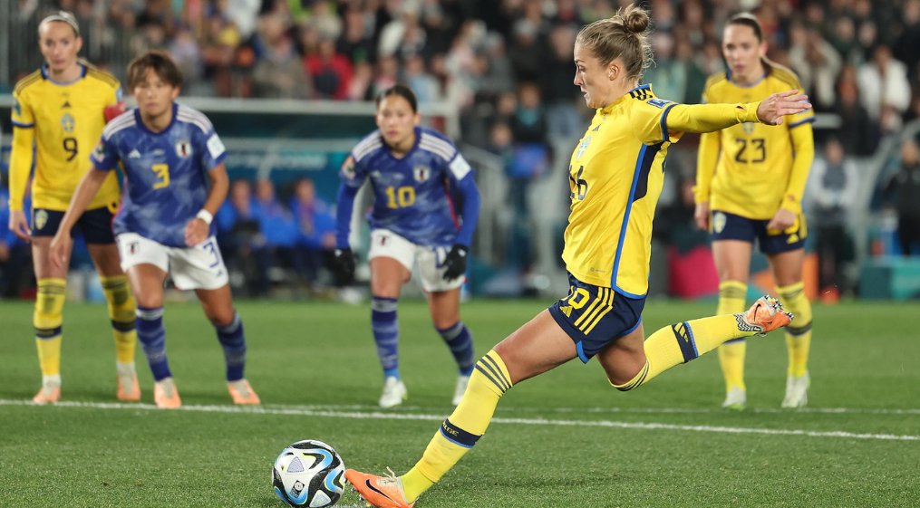 AJE_Sport's tweet photo. Sweden survive late scares to beat Japan 2-1 and reach #FIFWWC semi-finals https://t.co/K2niom9wsv https://t.co/BesNnJ8P2D