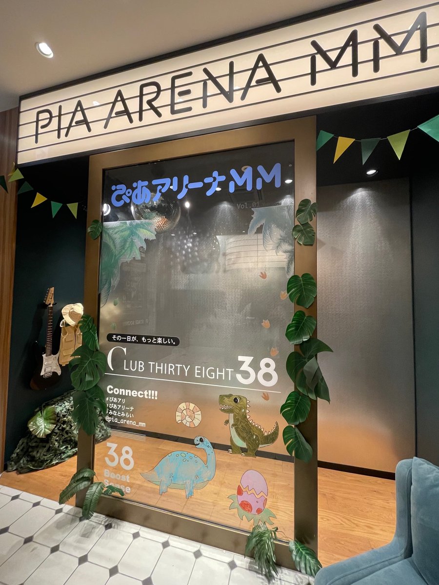 club38_mm's tweet photo. 【お知らせ】

本日8/11(金)の“#DINOCOLLABCAFE”は営業を終了いたしました。
明日も11時～営業しております🦖🌋

冒険家のコスチュームを身にまとい、フォトスポットでの記念撮影もできます！

皆様のご来店是非お待ちしております！

#DINOSAFARIGIGANT #ディノサファリ https://t.co/YKIKKUxuHG