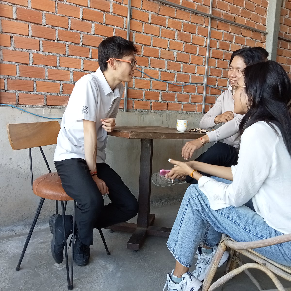 FutureForumAsia's tweet photo. YRP training #IntroductiontoPolicyProcess was led by Mr. OU Virak, our founder and president. The YRFs embarked on a #PolicyWalk to the local market, to identify policy issues. Their dedication and analytical skills were showcased through a group presentation of their findings. https://t.co/R2p3EyffBe