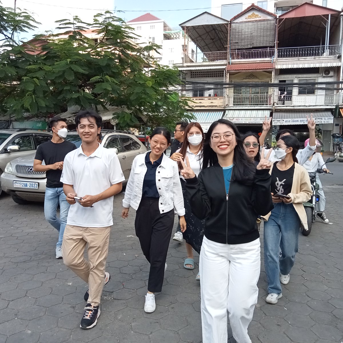 FutureForumAsia's tweet photo. YRP training #IntroductiontoPolicyProcess was led by Mr. OU Virak, our founder and president. The YRFs embarked on a #PolicyWalk to the local market, to identify policy issues. Their dedication and analytical skills were showcased through a group presentation of their findings. https://t.co/R2p3EyffBe