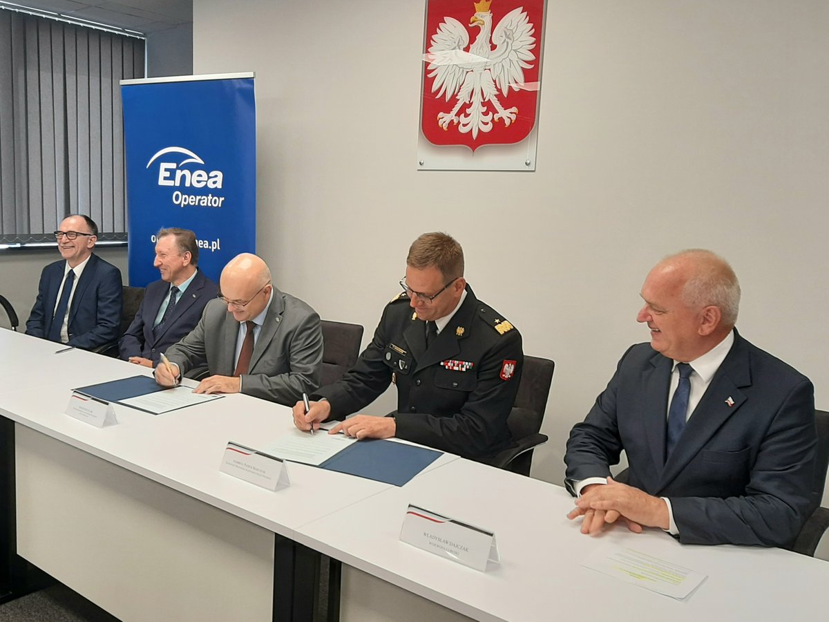 Grupa_Enea's tweet photo. #EneaDlaBezpieczeństwa 💪 #EneaOperator rozwija współpracę z 🇵🇱 Strażakami. Spółka zawarła porozumienie z @KWPSPGorzowWlkp 🚒 określające zasady współpracy z energetykami w zakresie kompleksowego systemu reagowania na sytuacje kryzysowe. #EneaNews ➡️ https://t.co/JlFoZ4c0Kb https://t.co/mG2e1chC9c