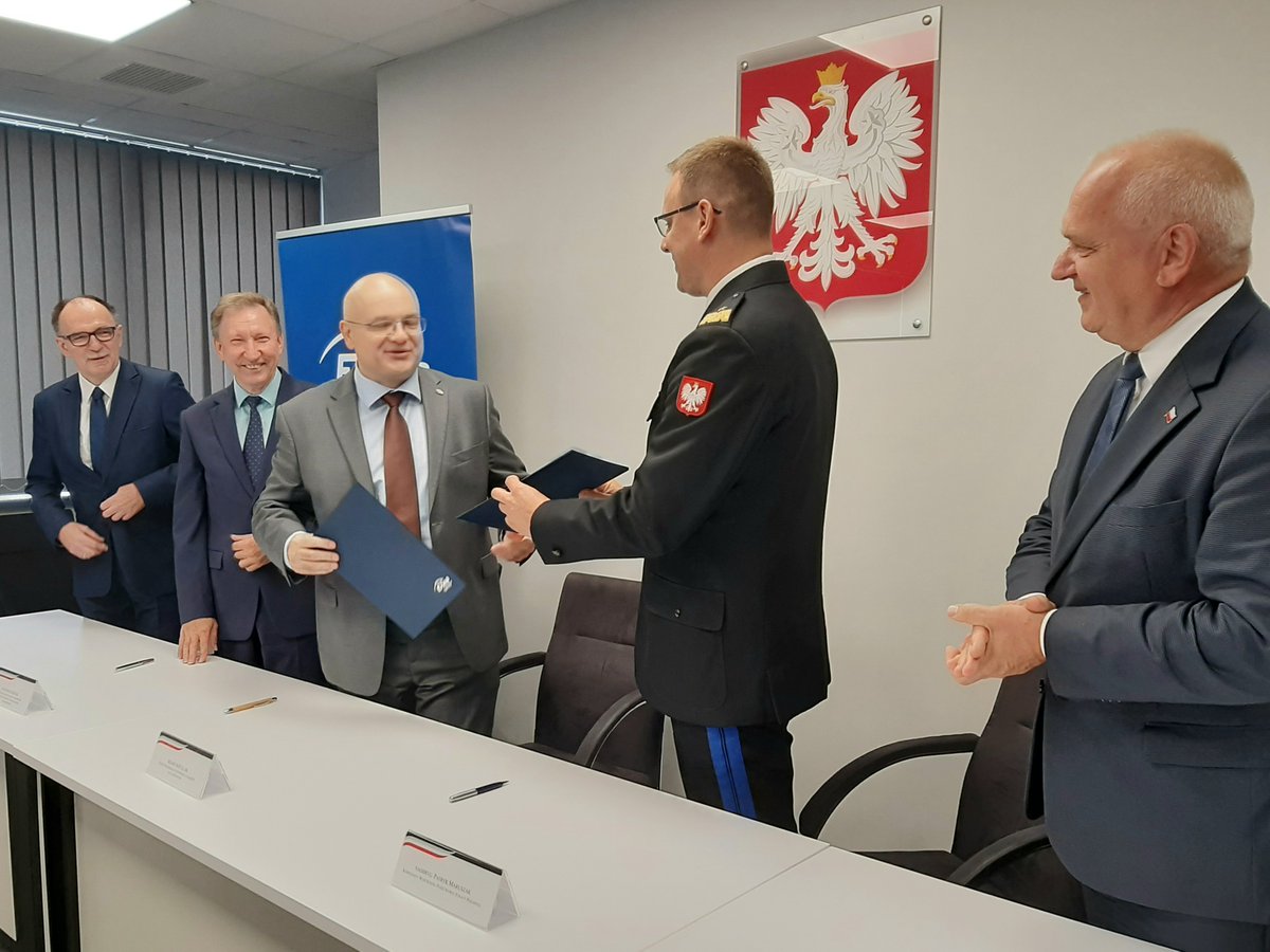 Grupa_Enea's tweet photo. #EneaDlaBezpieczeństwa 💪 #EneaOperator rozwija współpracę z 🇵🇱 Strażakami. Spółka zawarła porozumienie z @KWPSPGorzowWlkp 🚒 określające zasady współpracy z energetykami w zakresie kompleksowego systemu reagowania na sytuacje kryzysowe. #EneaNews ➡️ https://t.co/JlFoZ4c0Kb https://t.co/mG2e1chC9c