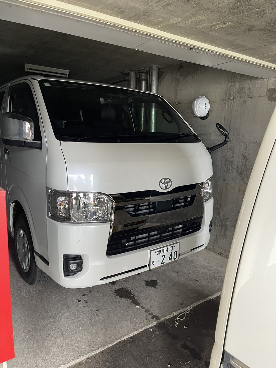 lomi0214's tweet photo. 仲間の所で注文して
納車なったハイエース
息子が 札幌迄 運んでくれた。
取り敢えず こっちで プレジを入れる予定だった車庫に入れた。^_^
シーマ入れる予定の車庫にはninja入れてるし予定変更 ばっかです。ww https://t.co/jKu68QPl5s