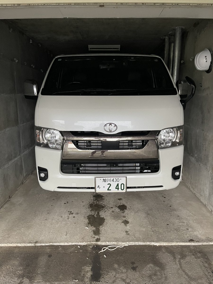 lomi0214's tweet photo. 仲間の所で注文して
納車なったハイエース
息子が 札幌迄 運んでくれた。
取り敢えず こっちで プレジを入れる予定だった車庫に入れた。^_^
シーマ入れる予定の車庫にはninja入れてるし予定変更 ばっかです。ww https://t.co/jKu68QPl5s
