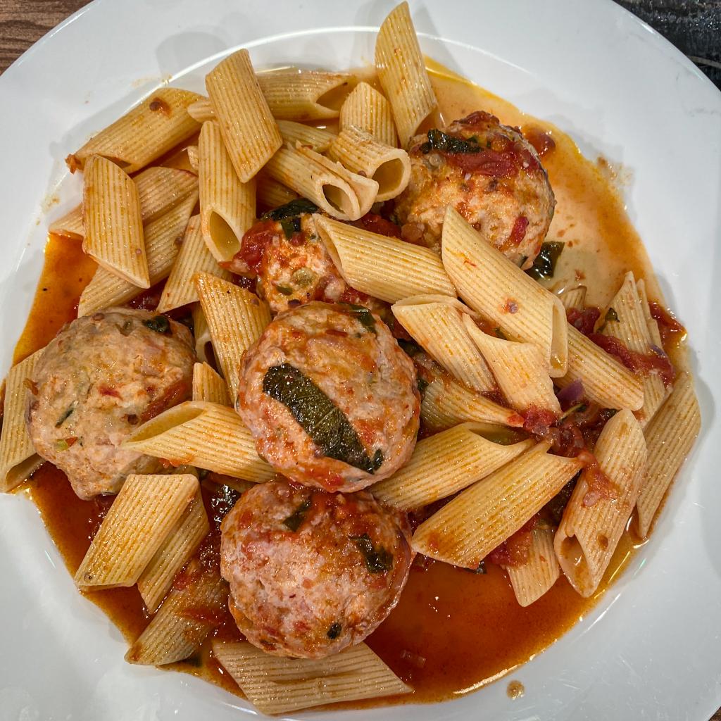 MuchoGustoPy's tweet photo. 🍝 SALIÓ UN FESTIVAL DE ALBÓNDIGAS 🍝

▪️ Mirá el plato que hoy presentó #JavierRocca delicioso, único y encima, ideal para compartirlo en familia.

▪️ Te dejamos la receta al final.

#MuchoGustoPy https://t.co/mkLqqgdRcf
