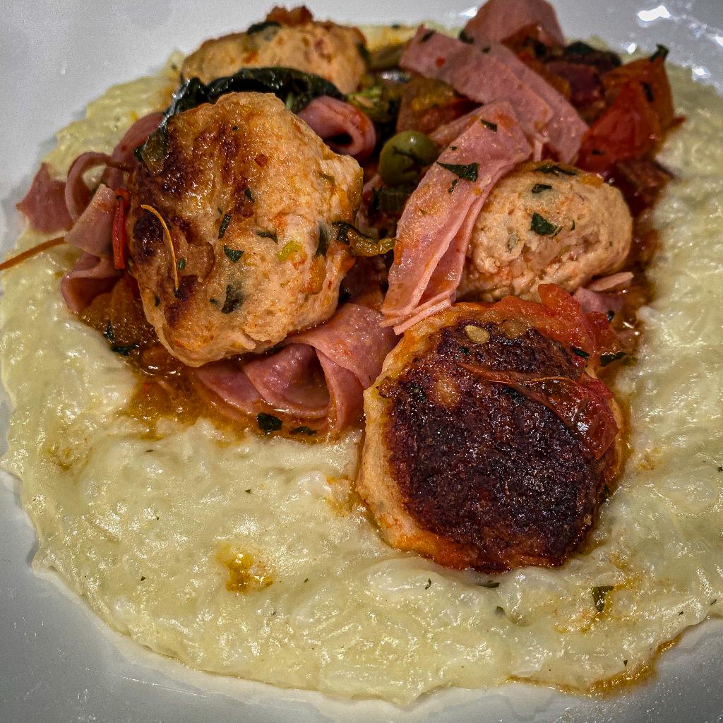 MuchoGustoPy's tweet photo. 🍝 SALIÓ UN FESTIVAL DE ALBÓNDIGAS 🍝

▪️ Mirá el plato que hoy presentó #JavierRocca delicioso, único y encima, ideal para compartirlo en familia.

▪️ Te dejamos la receta al final.

#MuchoGustoPy https://t.co/mkLqqgdRcf