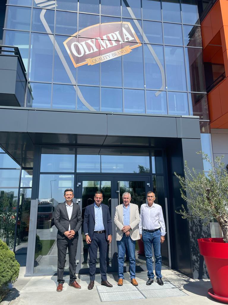 romanyatiad's tweet photo. Dernek Başkanımız Ufuk Tandoğan ve Başkan Yardımcımız Gürsel Öztürkmen Üyelerimizden Marathon Distribution firmasının sahibi Levent Atin’i Ofisinde ziyaret ettiler. https://t.co/VMeyFNVl2U