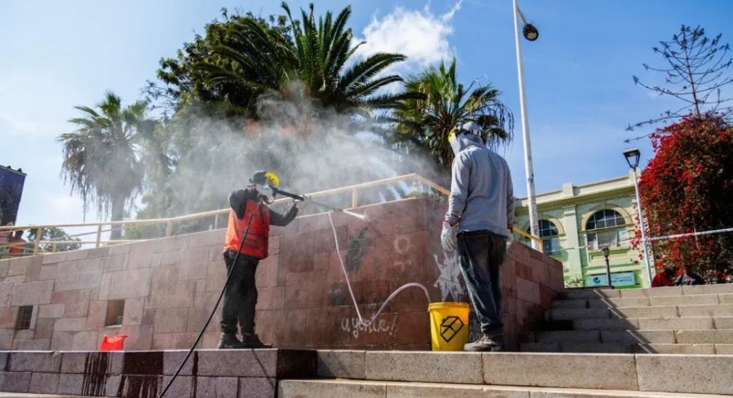 #Antofagasta | Comprometen limpieza de rayados en el centro de Antofagasta en un plazo de 40 días

El plan comprende la intervención de mobiliarios, aceras, luminarias y escaleras en los paseos Prat y Matta, en pleno corazón de la ciudad.

timeline.cl/comprometen-li…
