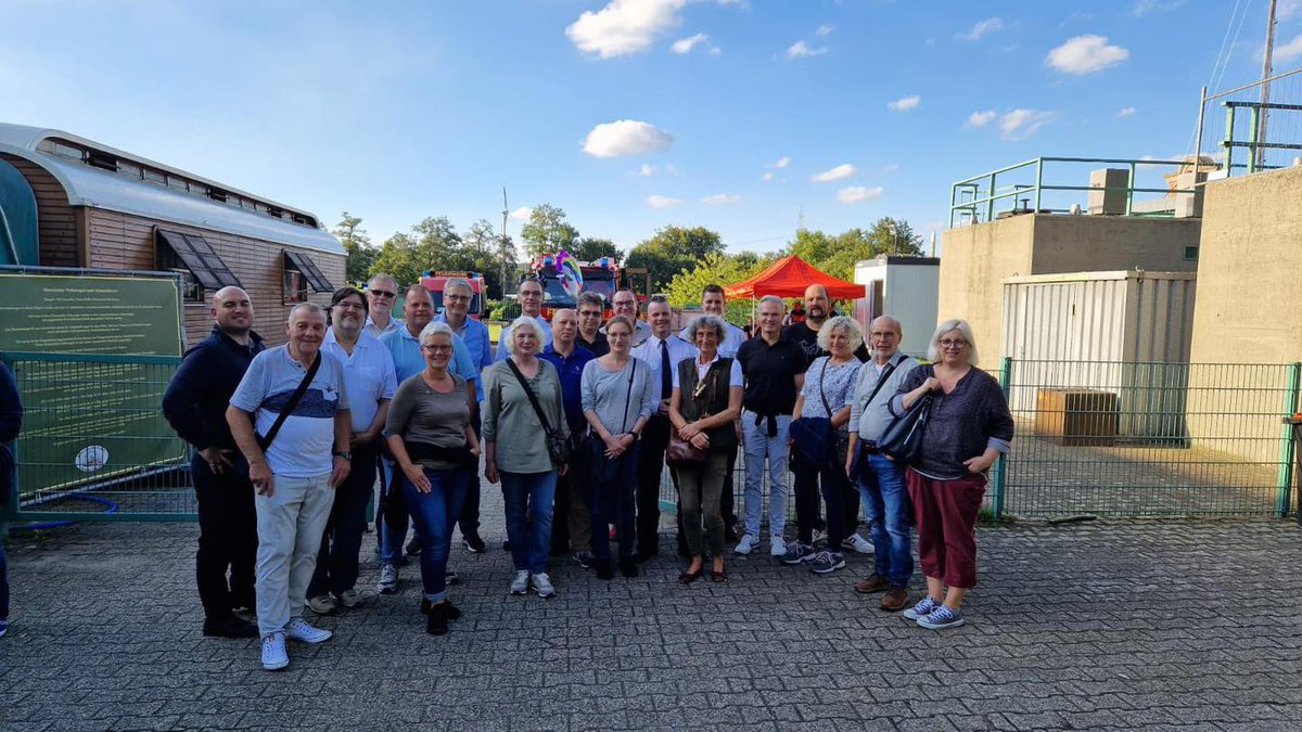 FeuerwehrHerne's tweet photo. Wie sind die Feuerwehr und der Rettungsdienst auf der Cranger Kirmes aufgestellt? Welche Fahrzeuge werden eingesetzt? Welche taktischen Maßnahmen werden hinsichtlich der Sicherstellung des Brandschutzes auf dem Kirmesplatz getroffen?
#wirhelfenherne #crangerkirmes #Crange2023 https://t.co/PeP62rHfLQ