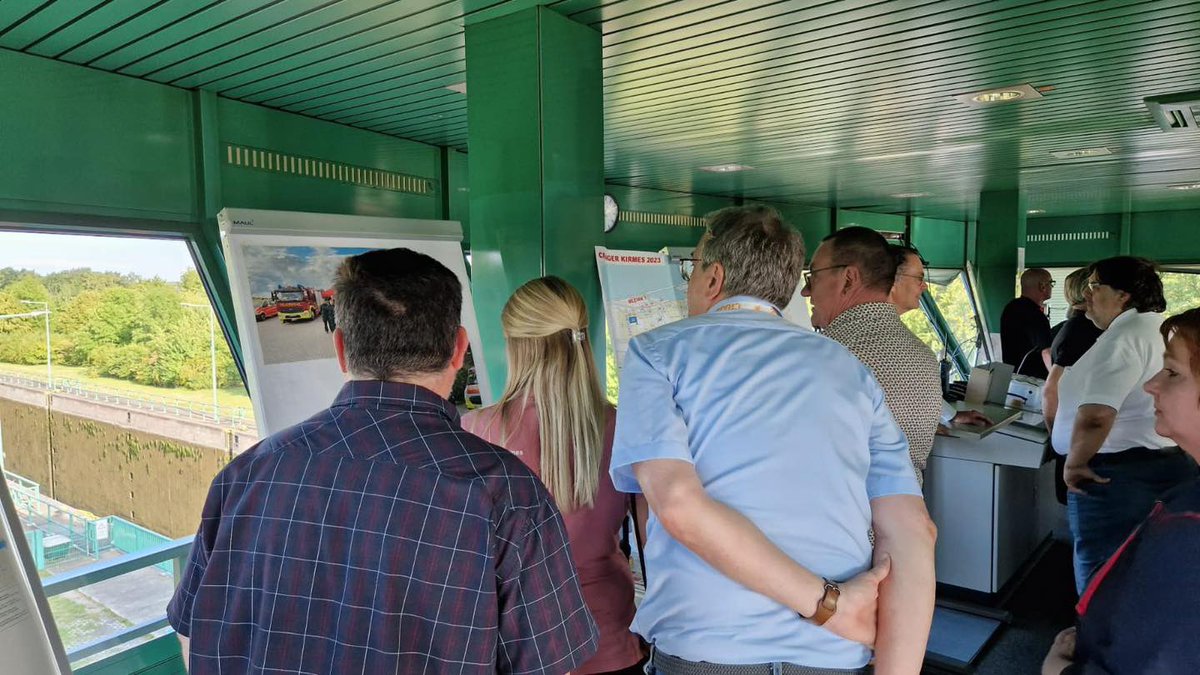 FeuerwehrHerne's tweet photo. Wie sind die Feuerwehr und der Rettungsdienst auf der Cranger Kirmes aufgestellt? Welche Fahrzeuge werden eingesetzt? Welche taktischen Maßnahmen werden hinsichtlich der Sicherstellung des Brandschutzes auf dem Kirmesplatz getroffen?
#wirhelfenherne #crangerkirmes #Crange2023 https://t.co/PeP62rHfLQ