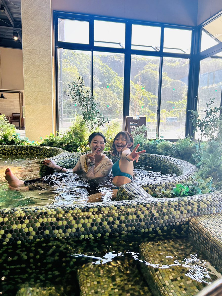 caro_narcopixy's tweet photo. グリーン沢山でおしゃんなプール&amp;岩盤浴&amp;海を一望できる展望露天風呂を満喫😋✨
本の座れるオブジェ可愛い🤭✨
夜は #アイランドルミナ へ！
ワクワク✨✨
#iLandnagasaki #アイランド長崎
#Arklandspa
#伊王島 https://t.co/X0iu7cRr5K