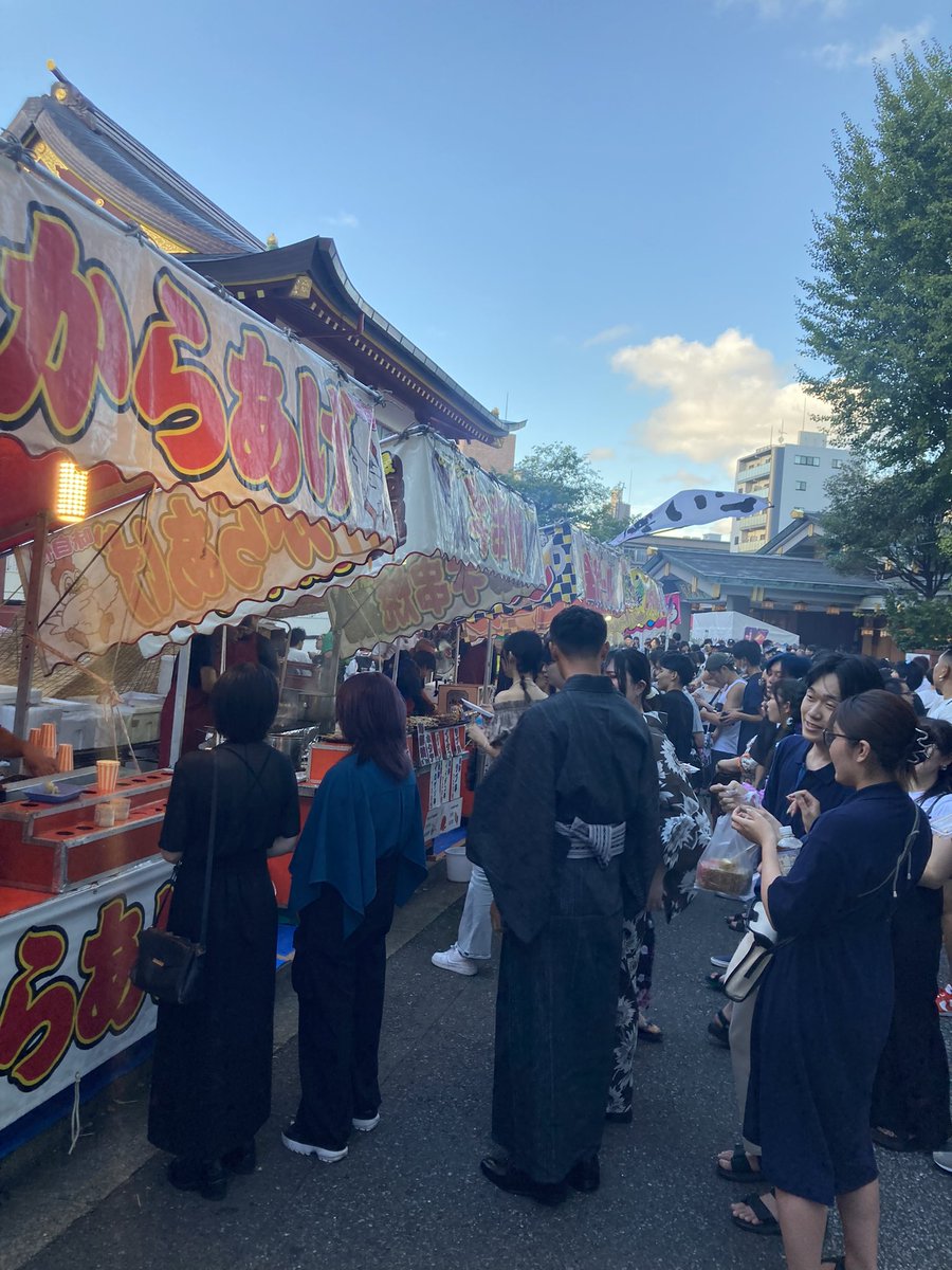 futomen_voxel's tweet photo. 神田明神のお祭りに行きました！神社で出店がでてる感じがこれぞ祭り!って感じで楽しかったです✨
カキ氷めっちゃおいしい😋 https://t.co/c7Wq466qDq