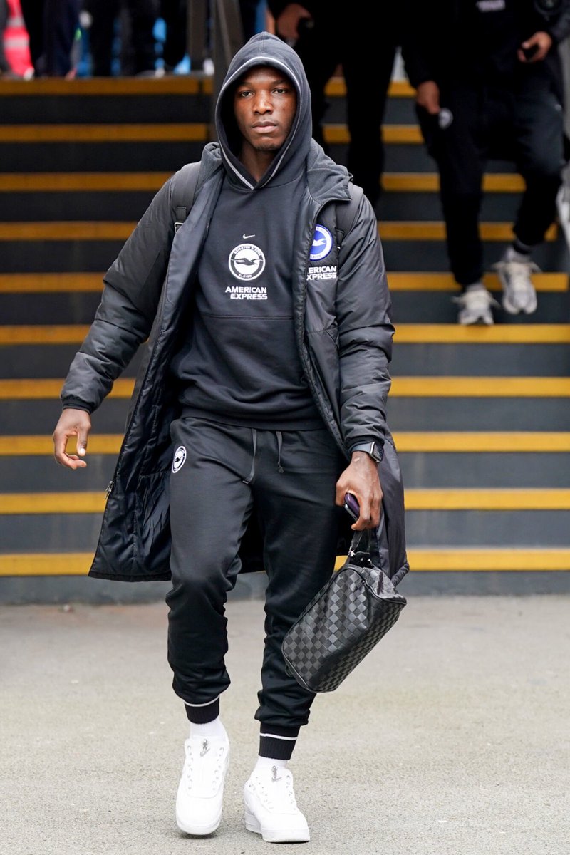 🚨 Chelsea asked Moises Caicedo to hold off on moving to Liverpool as they explore options to hijack the move.

The player has not travelled for his medical.

(Source: <a href="/JacobsBen/">Ben Jacobs</a>) 

The transfer window just gets more insane by the hour. 😳