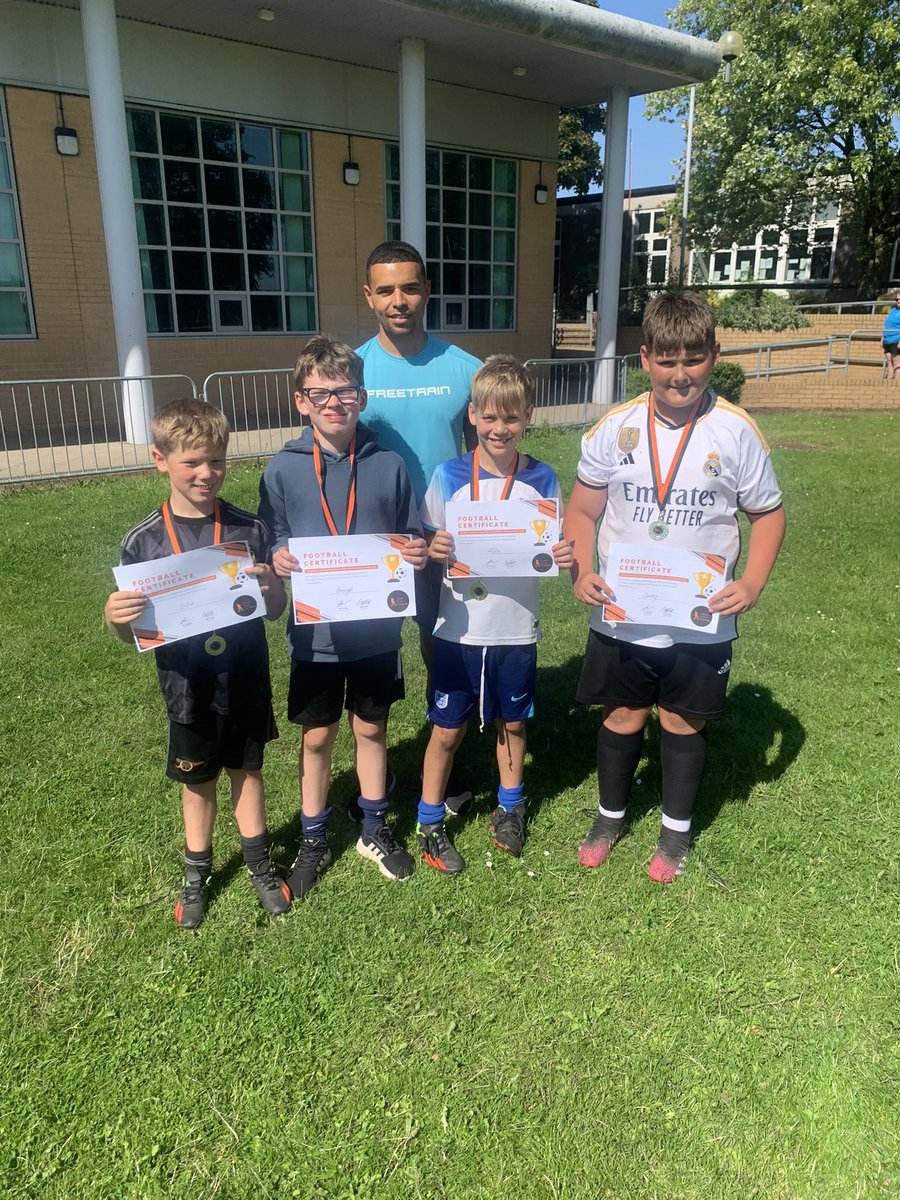 FFCoaching2's tweet photo. Week 3 done✅

It’s great to see so many faces returning each week! 

We’re really starting to build a great community here at front foot coaching 🌎 

🚨Get involved now! Only 2 weeks left of this years summer camp🚨

Use the link in our bio⚽️ https://t.co/WZbcxU6n4W
