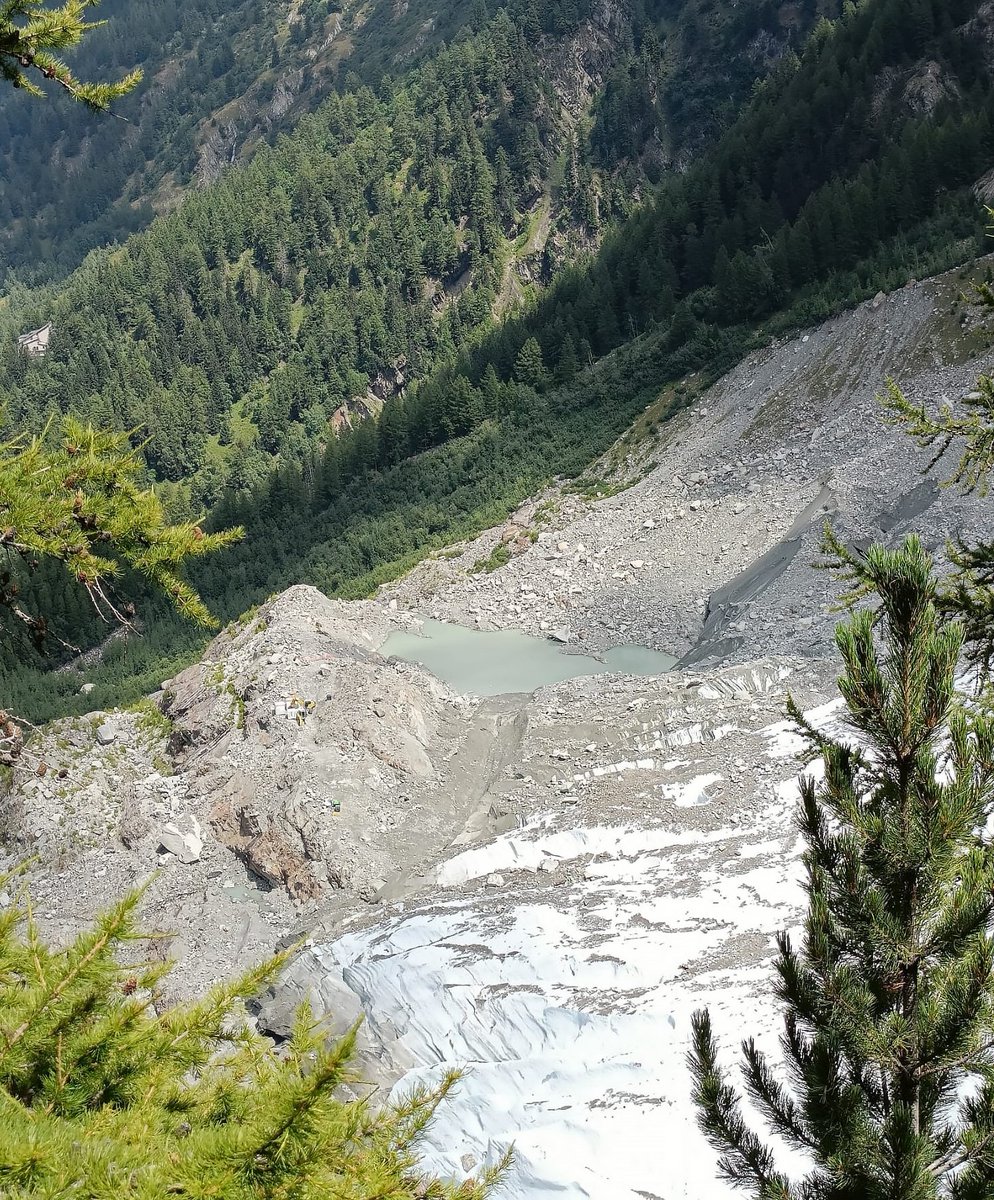 subfossilguy's tweet photo. #Bossons proglacial lake on 30th July, the day before the spill began, as seen from Jonction path. The draining was completed on 08th Aug. 🌊❄️
Pic @thesandaic https://t.co/7PcJ6AKe1l
