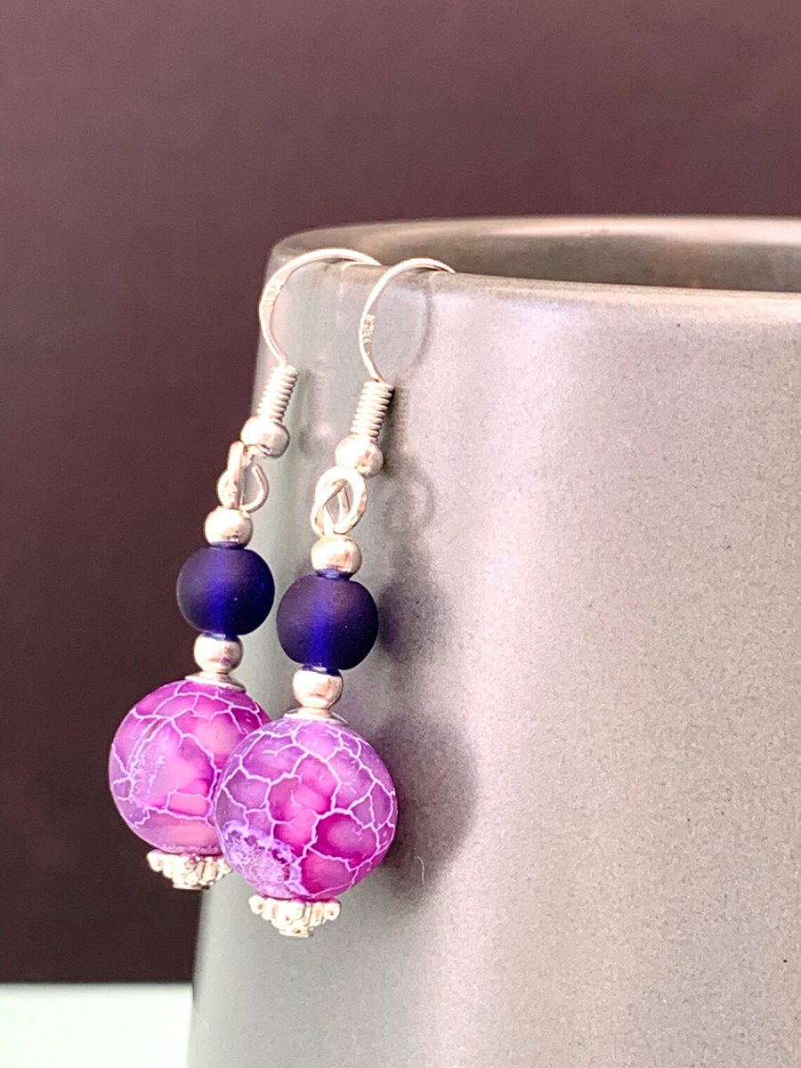 Etsy: etsy.com/uk/listing/147…

Pair of silver plated purple & blue sea glass earrings with purple agate, deep blue violet colours, simple elegant styling, gift for women.

#MadeinWales #gemstoneearrings #handmadeearrings #PurpleEarrings #agateearrings #seaglassearrings