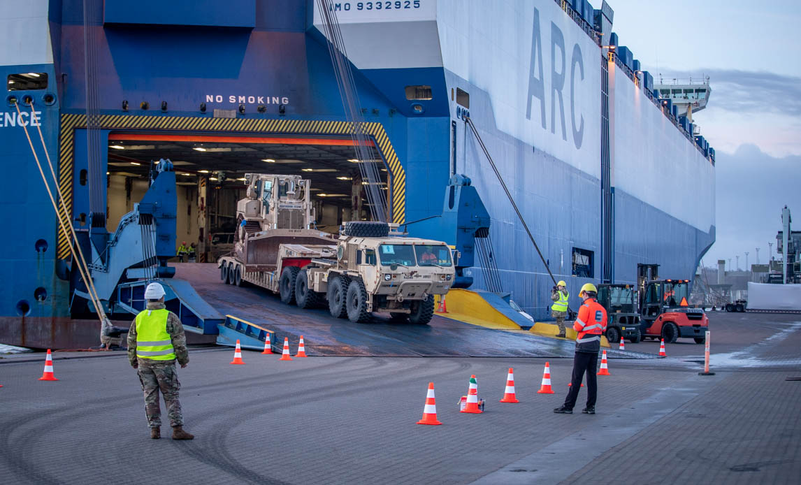 forsvaretdk's tweet photo. De næste uger ankommer store mængder amerikansk militært materiel, herunder køretøjer til Aarhus Havn og Esbjerg Havn. Det første skib ankommer til Aarhus i næste uge.
#dkforsvar #værdatkæmpefor #hjv #politidk
Læs mere på https://t.co/pj96CN7CDB: https://t.co/knO6WKg1iH
Arkivfoto https://t.co/dZVXWwJEWg