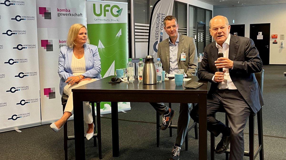 .<a href="/Bundeskanzler/">Bundeskanzler Friedrich Merz</a> Olaf Scholz und #Innenministerin Nancy Faeser <a href="/BMI_Bund/">Bundesministerium des Innern</a> heute am #Frankfurt #Airport <a href="/FraportAG/">Fraport AG</a> im Austausch mit Beschäftigten im #Luftverkehr. 

VC für #Pilotinnen &amp; #Piloten dabei, Themen: Wettbewerb+Klimaschutz &amp; Auslagerung von Arbeitsplätzen durch #WetLease.