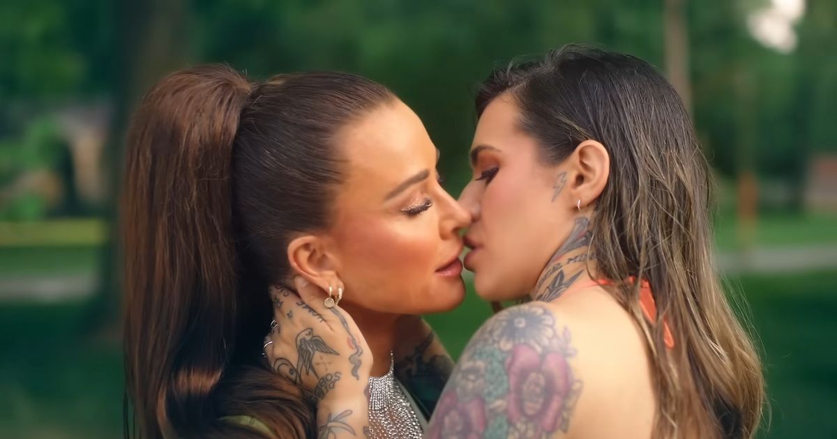 dailystar's tweet photo. Morgan Wade and Kyle Richards share a bath and a snog in steamy new music video #FallInLoveWithMe #RHOBH https://t.co/gI62ooXIne https://t.co/C0WFgA9vVf