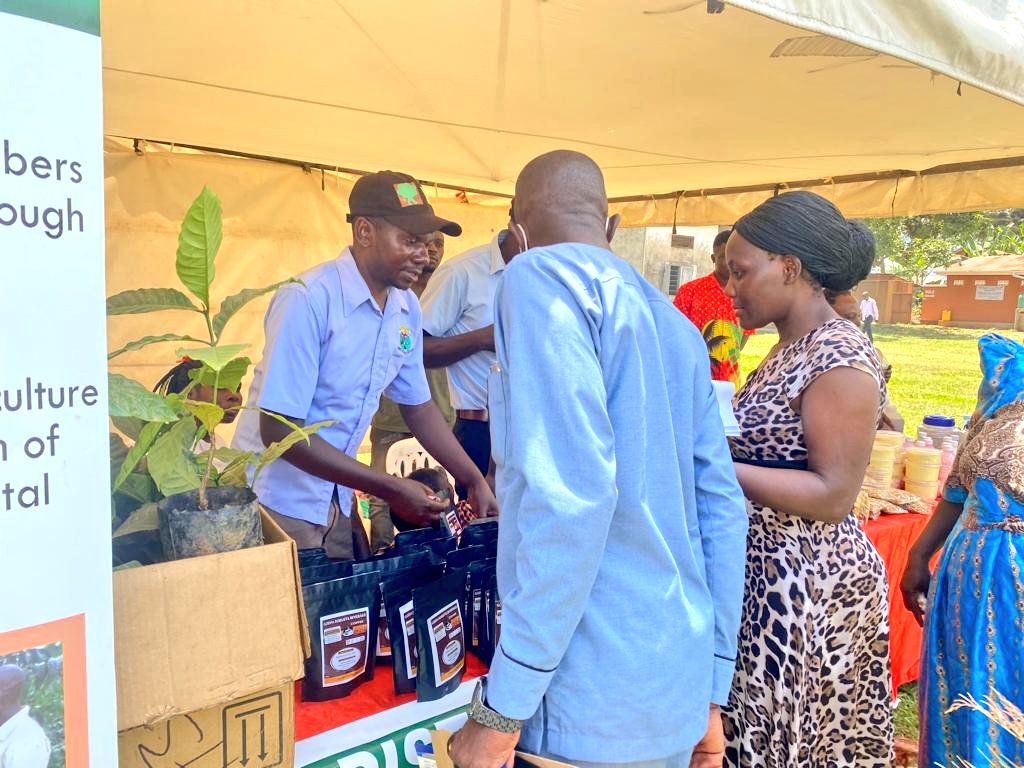 ESAFFUG's tweet photo. The #AMASE2023 presents a great opportunity for small-scale farmers to make a case for agroecological businesses. 

We are in Mityana district for the 1st Regional Agroecological Market Systems Expo, organised together with @pelum_uganda and other partners.

📷 @pelum_uganda https://t.co/BYxqeGlCLO