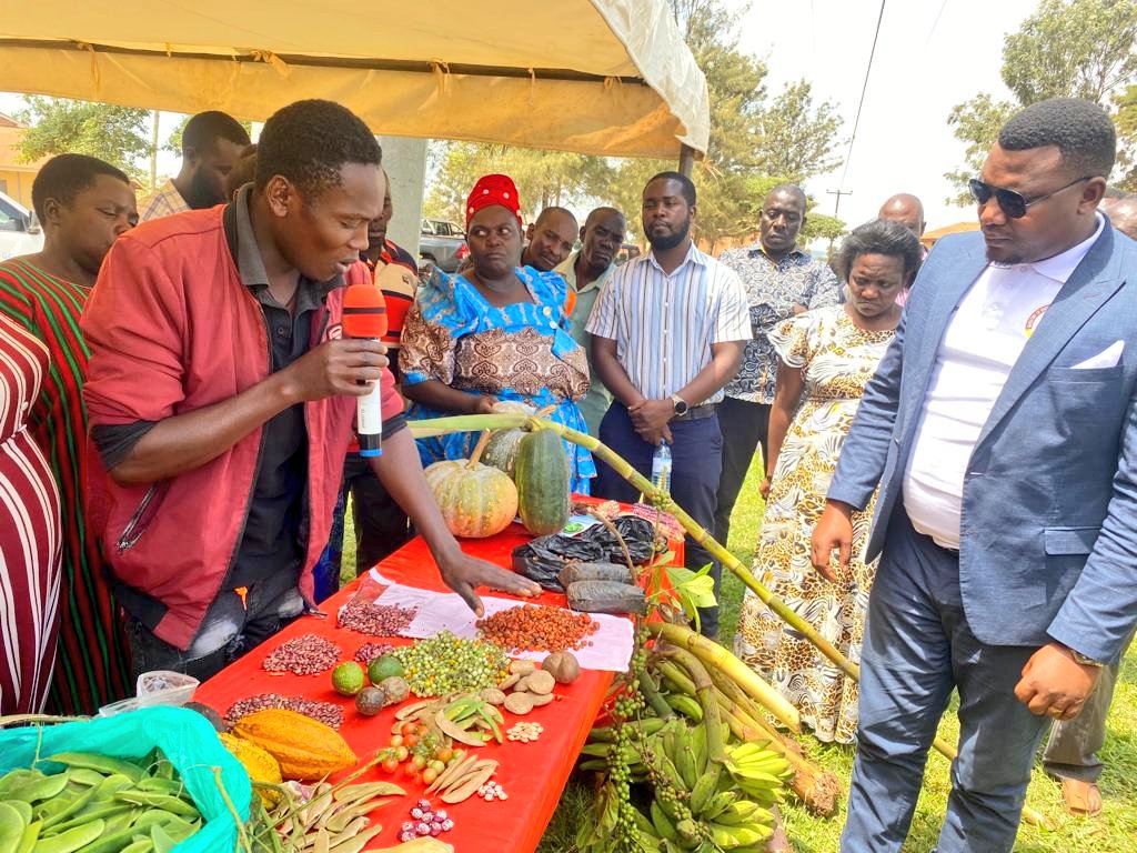 ESAFFUG's tweet photo. The #AMASE2023 presents a great opportunity for small-scale farmers to make a case for agroecological businesses. 

We are in Mityana district for the 1st Regional Agroecological Market Systems Expo, organised together with @pelum_uganda and other partners.

📷 @pelum_uganda https://t.co/BYxqeGlCLO