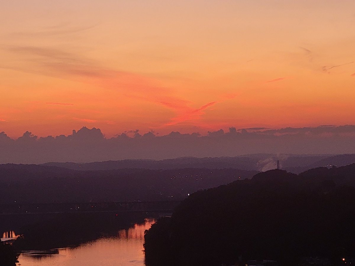 gress_joe's tweet photo. Elon musk would love the X over Pittsburgh this morning! #ElonMusk https://t.co/4ISi1sxfZr