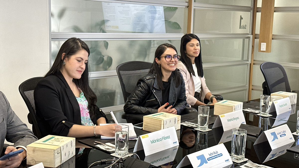 FNGSA's tweet photo. Hoy, en el ámbito financiero, ponemos el foco en un asunto crucial: la igualdad de género.
Con #FondoMujerEmprende, trabajamos en fortalecer y respaldar a las empresarias colombianas, permitiéndoles alcanzar todo su potencial. #IgualdadDeGénero #OportunidadesIguales #MundoMujer https://t.co/QUngnCcbFE