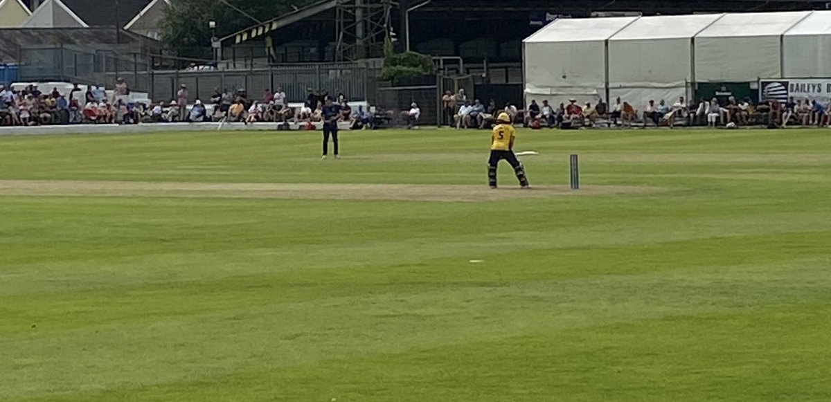 Excellent day with some clients @NeathCC yesterday watching @GlamCricket v @WarwickshireCCC in a very entertaining game at a packed Gnoll 🏏 ☀️