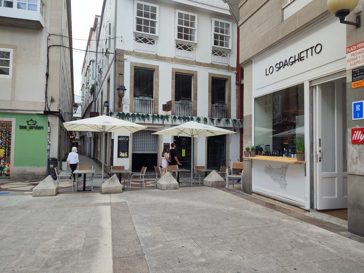 jsuarez02111977's tweet photo. Por favor, ⁦@inesreygarcia⁩ ⁦@dinisss⁩ ⁦@MLorenzo2023⁩ ⁦@jorqueracaselas⁩ ⁦@Avia_Veira⁩ es necesario revisar esta terraza en la plaza de la galera, esto es una vergüenza y una ilegalidad, me corta el paso de media plaza y no me permite acceder. https://t.co/2br9piNFxL