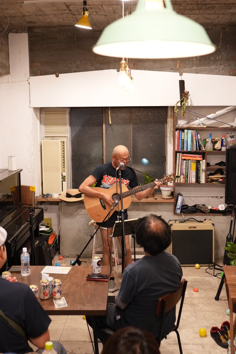 hukematiduki's tweet photo. ピロヂ半ズボンさん
演者にボールが飛ぶ変わったシステム!
そして猫の手らしいカレーと音楽!
Neko-Note Vol.5 縁日
浜松 Spice&Musica 猫の手
#NekoNote #猫の手 #浜松 #ライブ https://t.co/uzfCMS34TJ