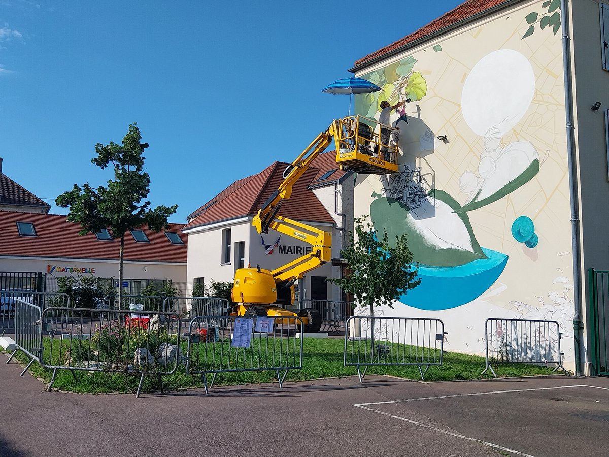 [Du #StreetArt dans votre ville 🏙️ ]
📸 Le street artist Eskat au travail à Fontenay-Mauvoisin 
💡 Le travail d’Eskat s'articule autour de l'urbain, de la nature et de la place de l'homme dans cet environnement
+ d’infos #UnMurUneOeuvre ➡️ gpseo.fr/vivre-et-habit…
