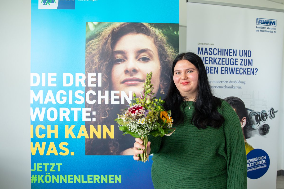 Freudige News aus #Südthüringen! Jährlich werden ca. 1.000 neue Ausbildungsverträge abgeschlossen. Highlight: 500. Ausbildungsvertrag übergeben an Arnstädter Unternehmen!🎉Wir heißen die neuen Azubis willkommen. Gemeinsam stark für die Ausbildung! #Erfolgsgeschichte #könnenlernen