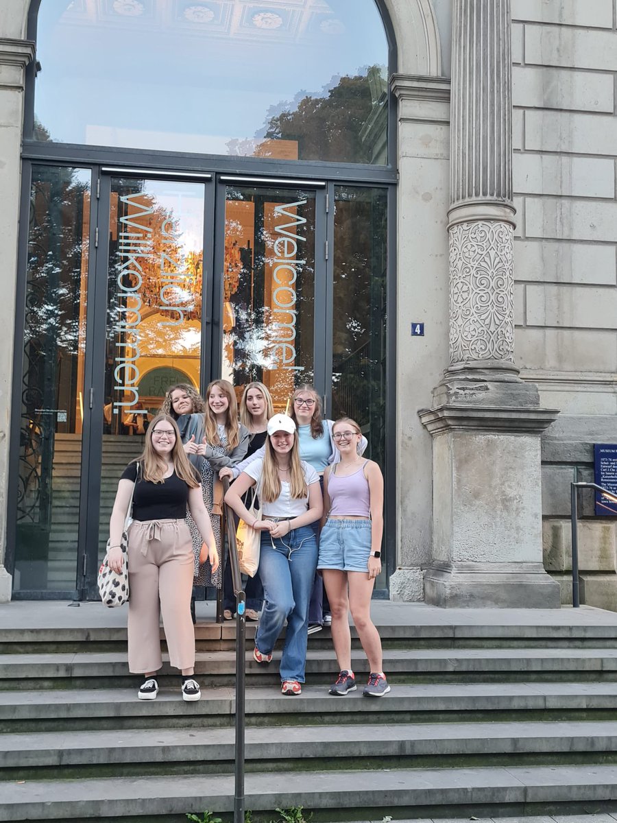 stamp_travel's tweet photo. Diving into #Hamburg's daily buzz: Students fully embracing the city's vibrant spirit! 🇩🇪 #CityLife #Geman #LanguageLearning https://t.co/BqIrK0DbDb