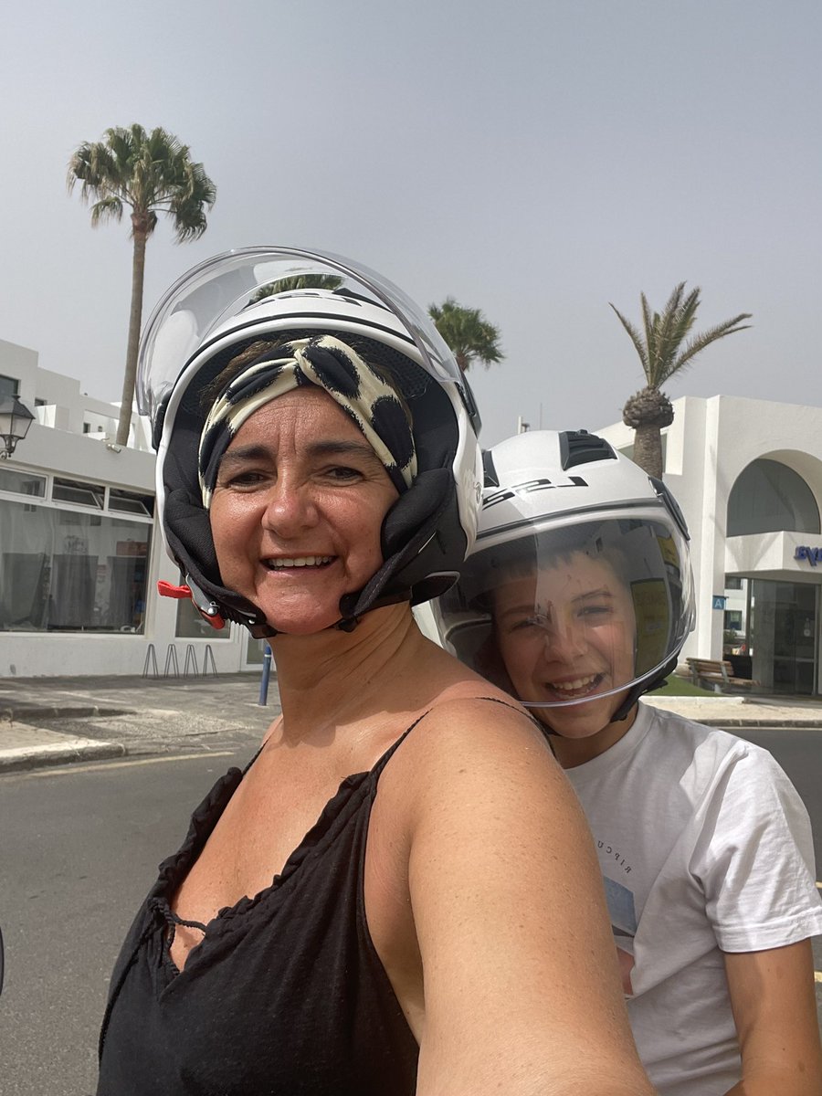 idoserna73's tweet photo. Despues de un monton de años sin andar en moto nos reencontramos con ella. Desearme suerte!!! Ongi ibili gente!!! ❤️❤️❤️❤️ 
#oporrak
#motorra https://t.co/QCtbD38FrI