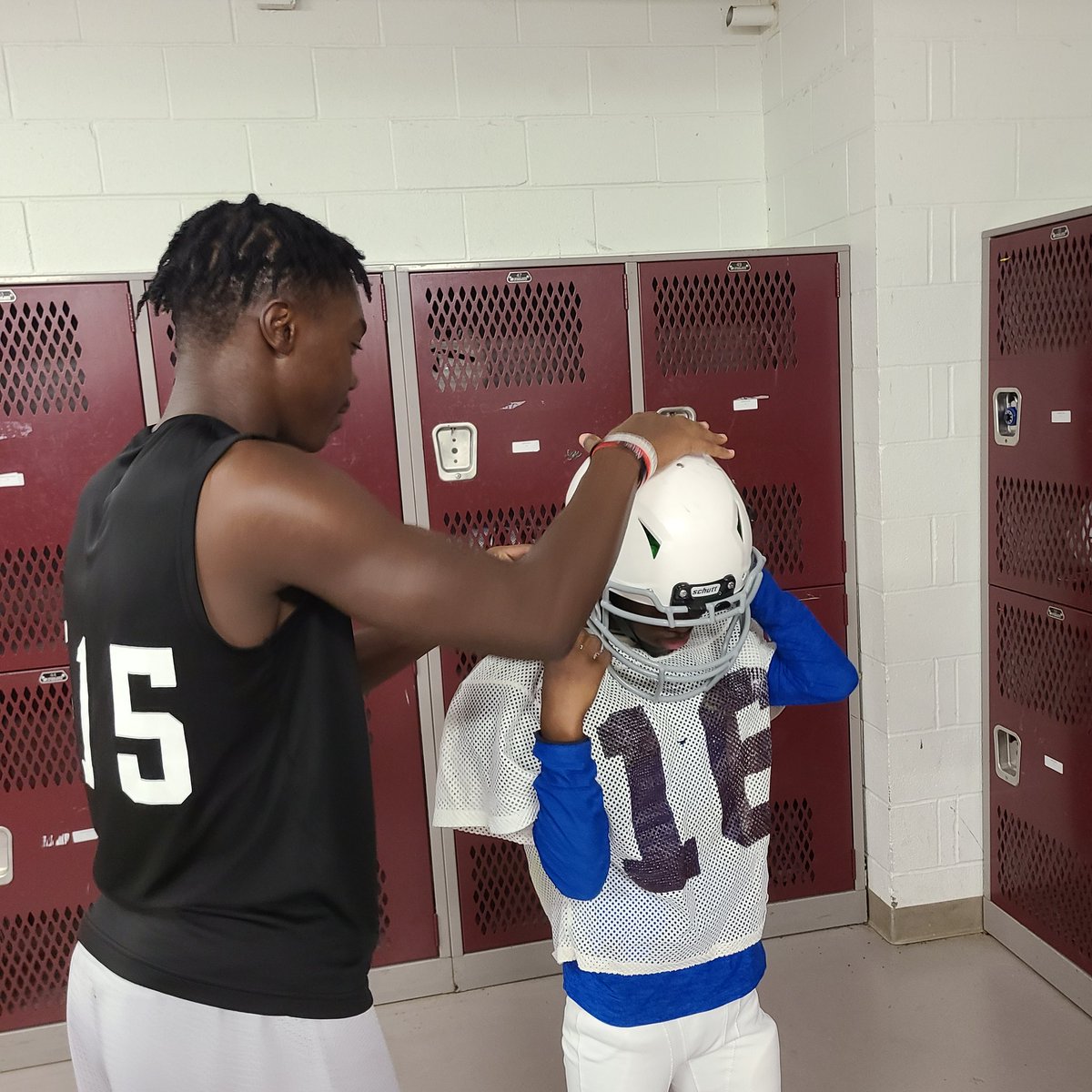 CoachAshaw's tweet photo. Thank you @rohawksfootball for coming out to support the middle school Hawks! #redoak #supportingthefuture #GoHawks https://t.co/S9fs5RDzJ5
