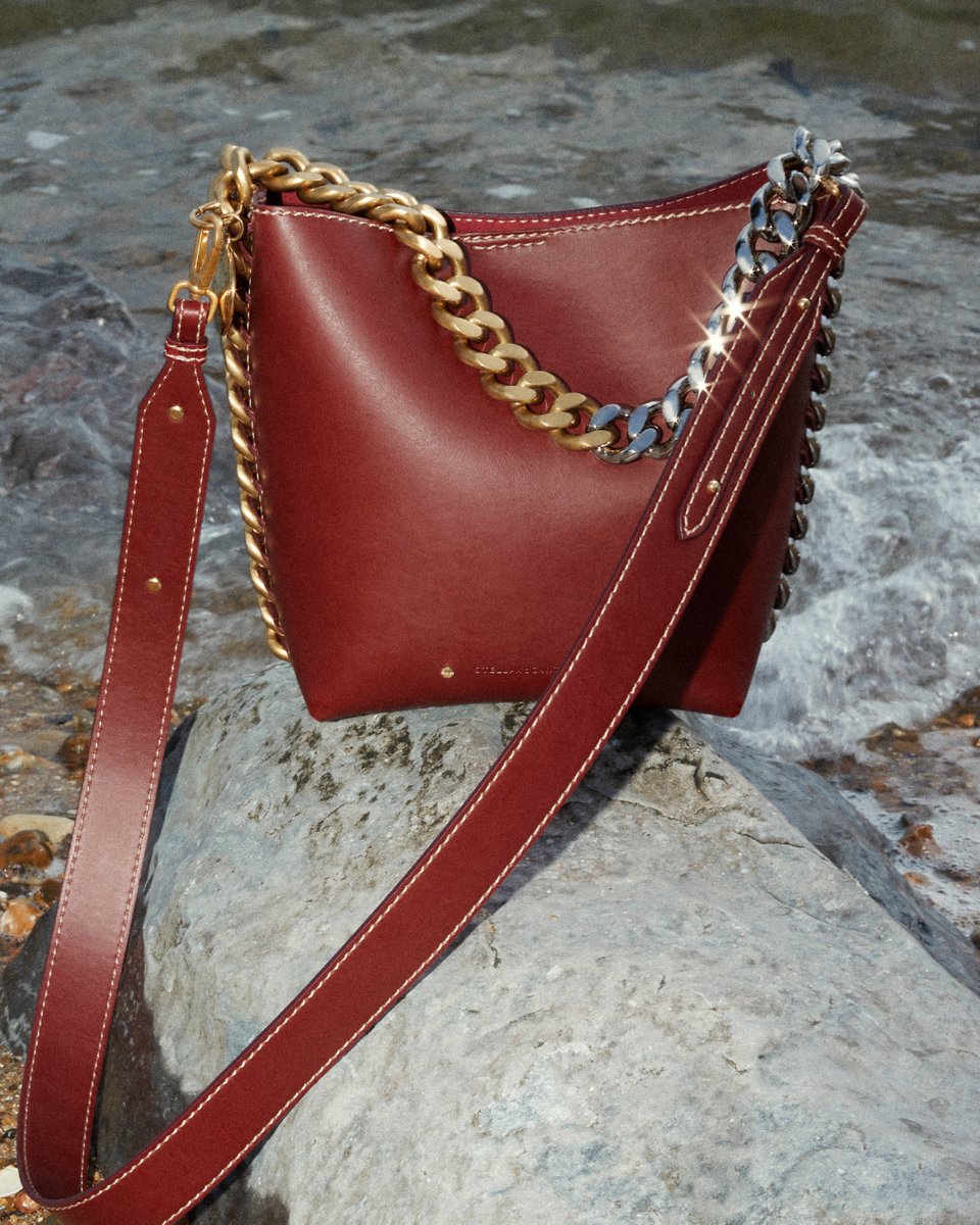 StellaMcCartney's tweet photo. SUMMER OF STELLA: Changing the tide of animal leather, each of our Frayme Ryder totes is handcrafted from pioneering #vegan alternatives.
Shop the #Frayme in-store and at https://t.co/KHxLwY0G0p.
#StellaMcCartney #StellaAutumn23 https://t.co/zs2pBpO5Wy