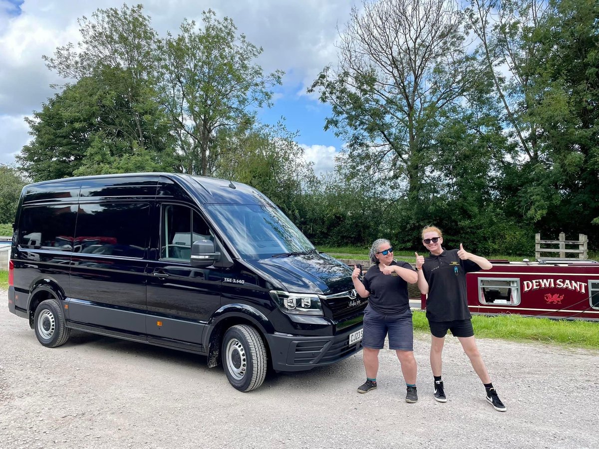 ANRICHARDSLTD's tweet photo. Handover Friday with The Costume Company UK Ltd taking delivery of this fantastic spec MAN TGE 3.140. Thank you very much for your business 👍 Diolch yn fawr iawn 👍 MAN Truck & Bus UKA N Richards #newvanday #familybusiness https://t.co/bpNGMo4kPQ