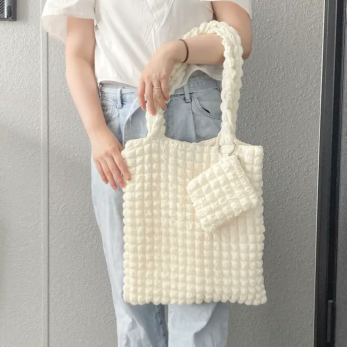 「【グローバルワーク】買ってから毎日使ってる!ぽこぽこ素材がカワイイ「大容量バッグ」|BuzzFeed Japanのイラスト