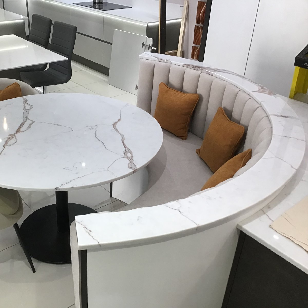 CRLstone's tweet photo. Take a look at this new display at Select Interiors using CRL Quartz Palermo installed by @NewForestStone 😍
.
#quartztable #marblequartz #quartzsurface https://t.co/xkBFO57vLV