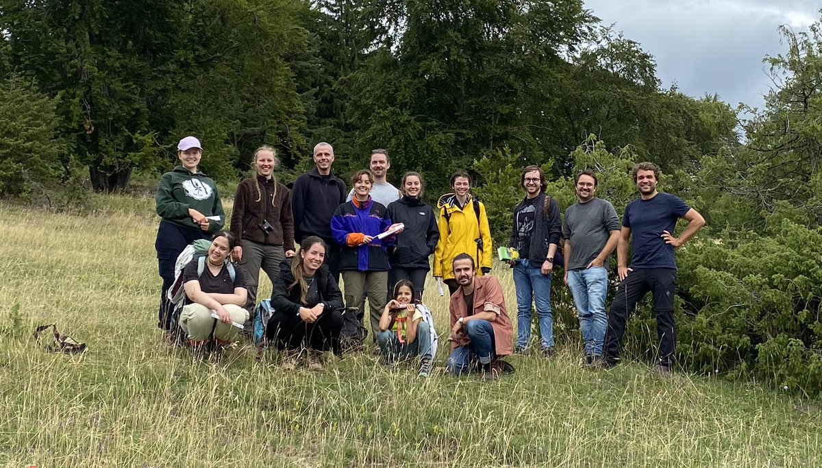 BExplo_de's tweet photo. Wie ermöglichen die @BExplo_de als große Forschungsplattform Langzeitforschung, Interdisziplinarität, Synthese und Öffentlichkeitsarbeit?
Studierende im Kurs "Essentials of Ecology" der @uni_tue informieren sich bei ihrem Besuch im #AlbExploratorium. https://t.co/gcQyywxL18