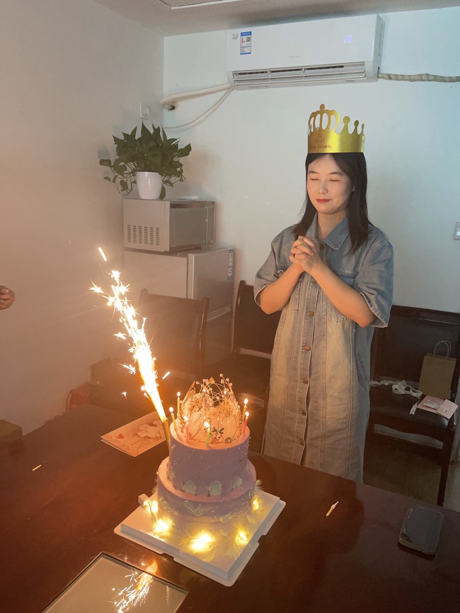 MachineryRetic's tweet photo. Today is the birthday of our sales manager Alice. Alice has been in Ritec for more than ten years. All her customers are her friends. She has also received birthday cards from friends all over the world. Thank you very much https://t.co/3D3nsDCgla