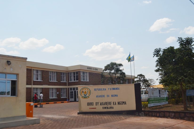 BTN_Rwanda's tweet photo. #BTNAmakuru
@NgomaDistrict: Mu mudugudu wa #Kabimba , #Mahango, Umurenge wa #Kibungo, umwana witwa Ishimwe Fabrice wari mu kigero cy'imyaka 20 yakorewe ibikorwa by'iyica rubozo birimo gukubitwa no gutwikishwa umuriro ubuyobozi burebera bimuviramo urupfu @RIB_Rw @Rwandapolice https://t.co/WqHZtToNP8