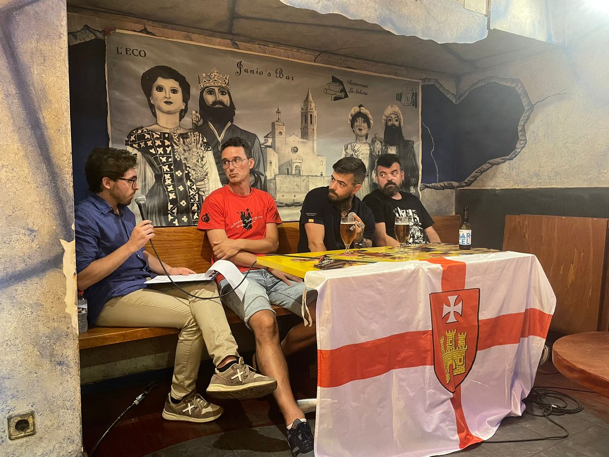Nit de bona tertúlia a les Xerrades de <a href="/fmsitges/">Sitges Festa Major</a> del <a href="/JaniosBar/">Jordi Martí</a>. Parlant d’autocensura en els versos i del cost de la pirotècnia amb els amics de la <a href="/Colla_Vella_Stg/">Ball de Diables de Sitges Colla Vella</a>, els <a href="/timbalers1853/">colla jove de sitges</a> i els <a href="/DiableABPSitges/">Diables ABP Sitges</a>. Bona prèvia de Festa Major, veïns! 🔥🎉
#BallDeDiables  
#SPRibes