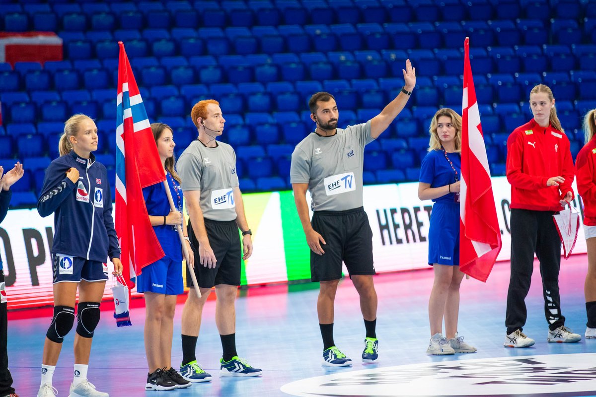 😍🇪🇸 Estos días no solo 'juegan' #HispanosJuveniles y #GuerrerasJuveniles

👨‍⚖️ Dos de nuestros árbitros están en el #EHFEURO juvenil femenino de Montenegro 🇲🇪: RAÚL OYARZUN AYLAGAS y ARITZ ZARAGÜETA RUIZ

💪 Hoy, pitarán el Dinamarca 🇩🇰 : 🇭🇷 Croacia de semifinales

📸©️ <a href="/EHFEURO/">EHF EURO</a>