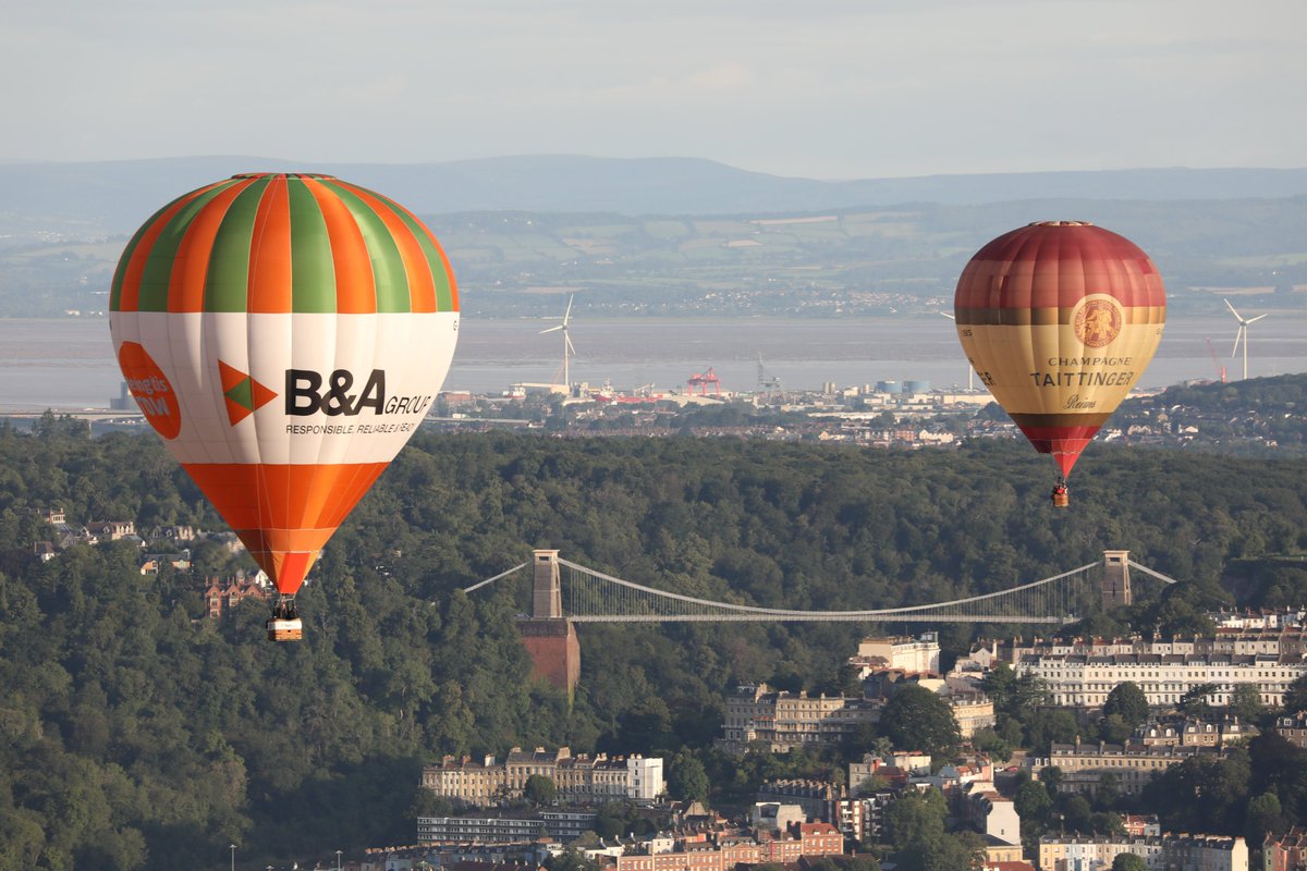 EalesIsaac8177's tweet photo. SWNS Pictures of the week 11/08/23 🎈🔥🦅🌻
Balloon's by the bridge, Bristol / @TomWrenPhoto 
Crooked House Pub fire, Dudley / @AnitaMaric3 
Hawk ride, California / Tuan Vo
In bloom, Nottinghamshire / @tamphotography 
#swns #swnspictures #news #photography https://t.co/67yVZkJHga